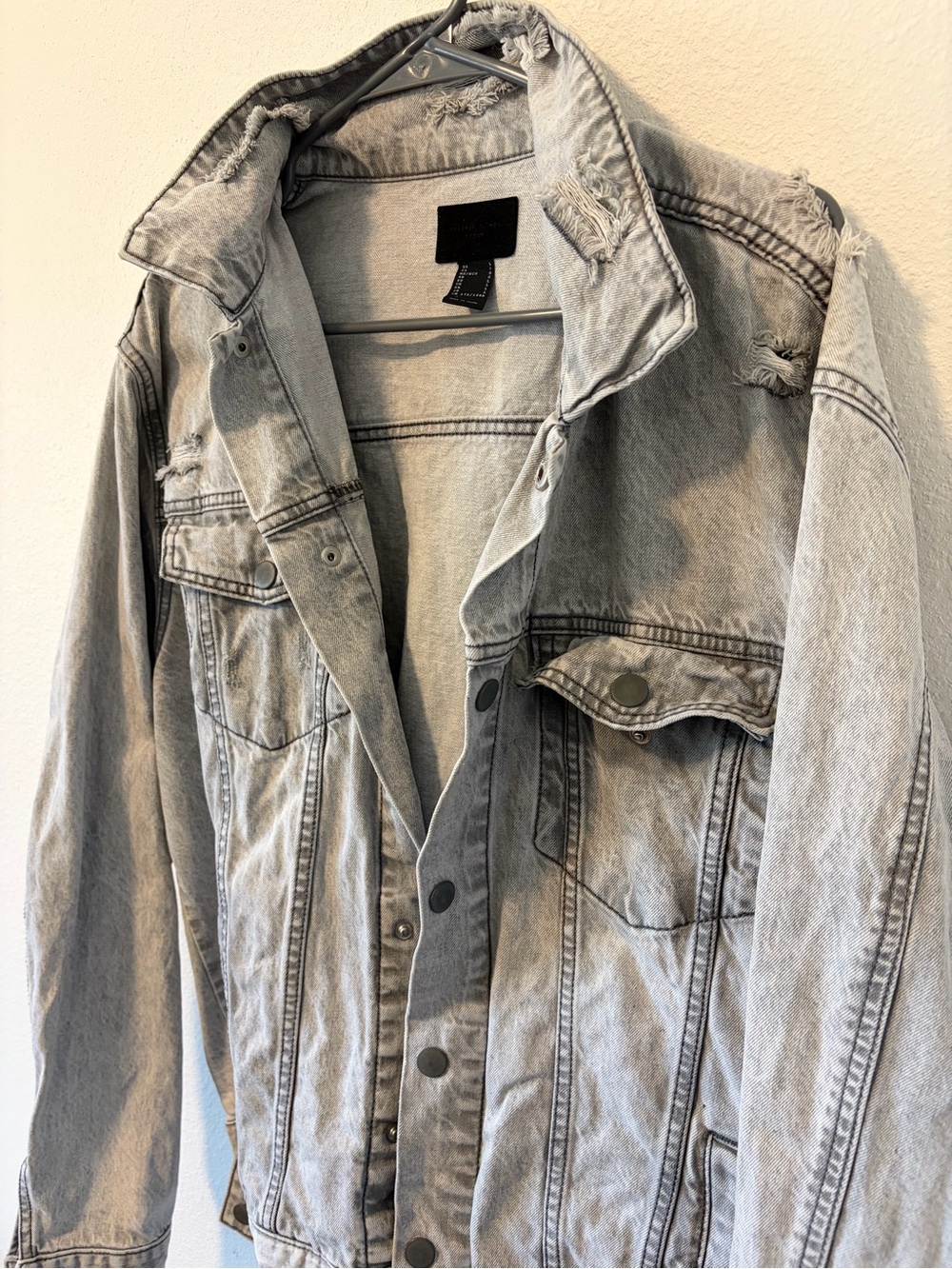 Forever 21 Men’s Large Distressed Gray Acid Wash Denim Jacket Streetwear - Picture 3 of 6